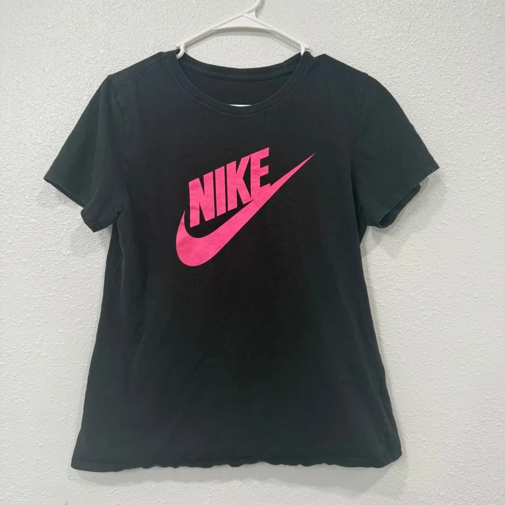 Nike Kids Sportswear Futura Logo Graphic T-Shirt Black‎ Pink 561423-00A MD